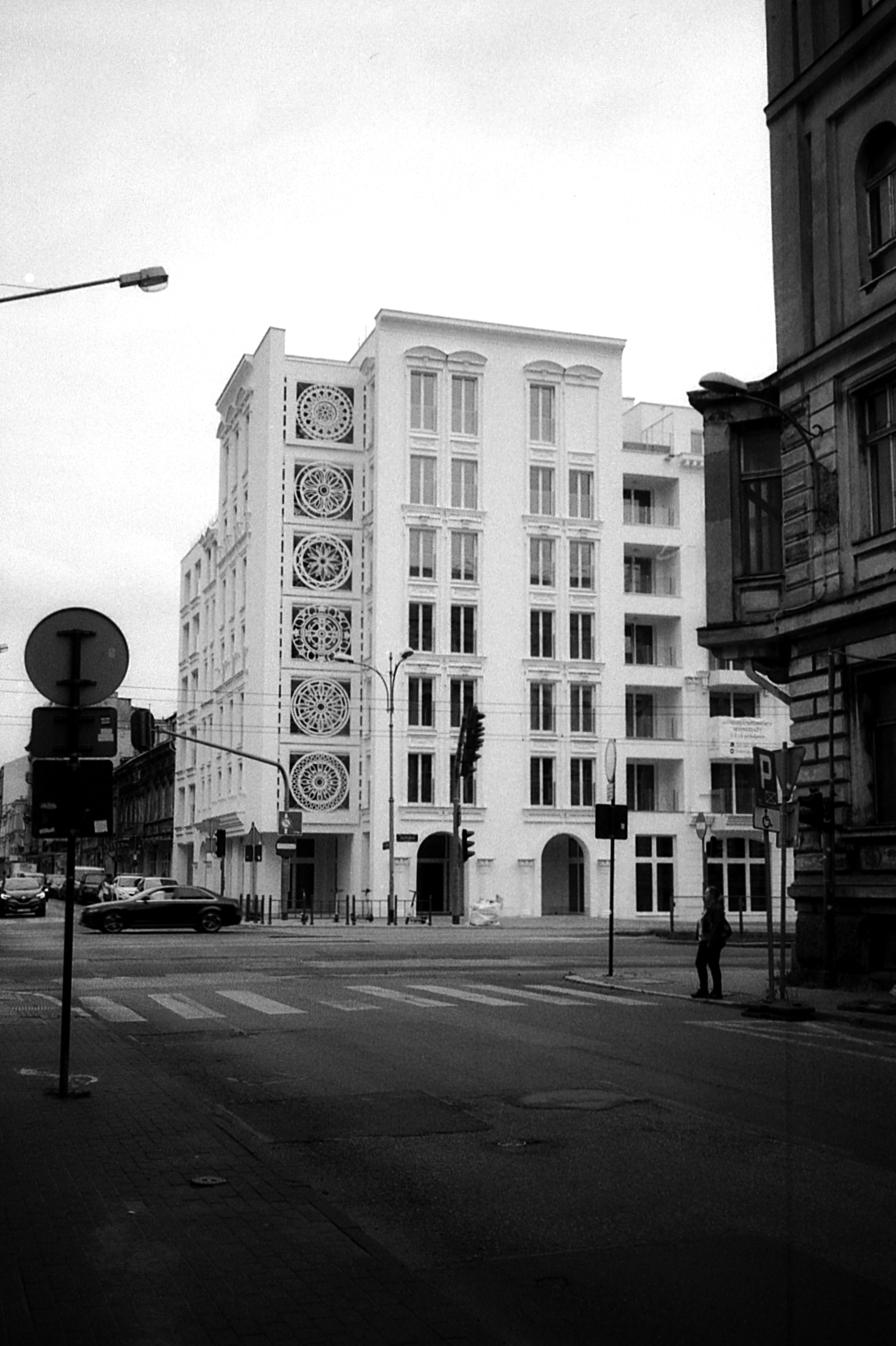 Biała kamienica przy ul. Więckowskiego 12 fotografia analogowa, zamów zdjęcie