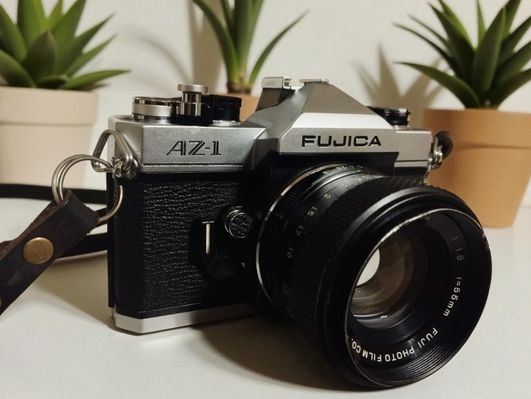 Foto Spacer po Łodzi z aparatem analogowym