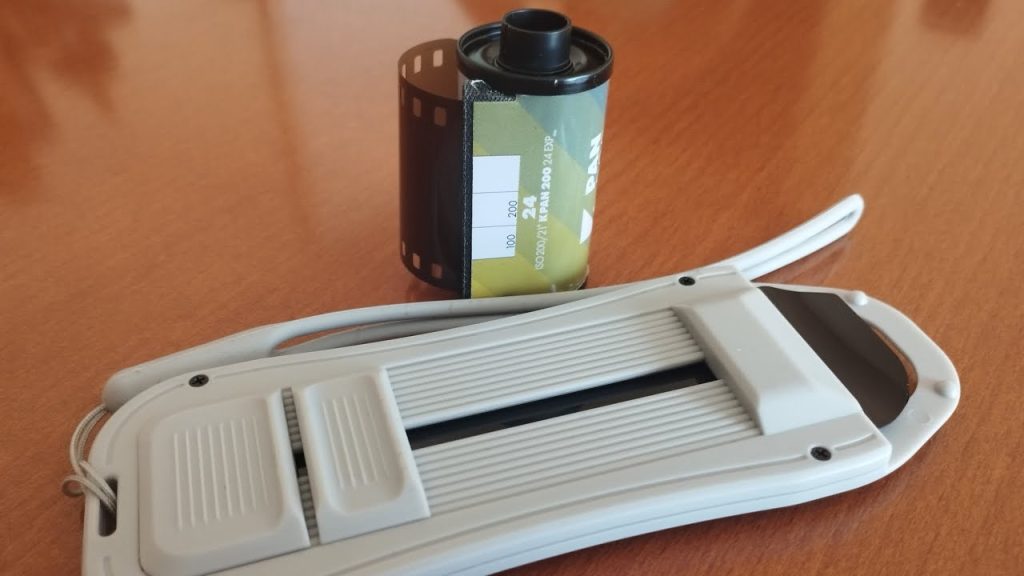 Poradnik jak używać wyciągarki JJC FR-1 do filmów małoobrazkowych. Fotografia Analogowa.